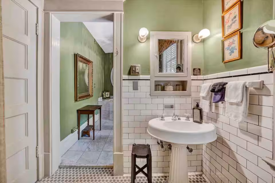 Suite 1 Bathroom