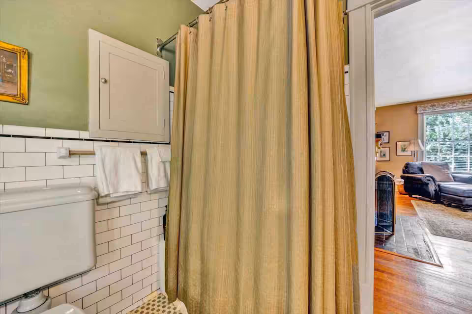 Suite 1 bathroom - second view