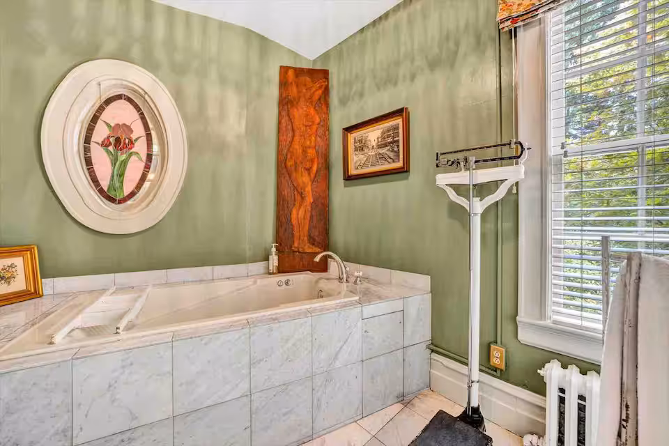Suite 1 bathroom - whirlpool tub