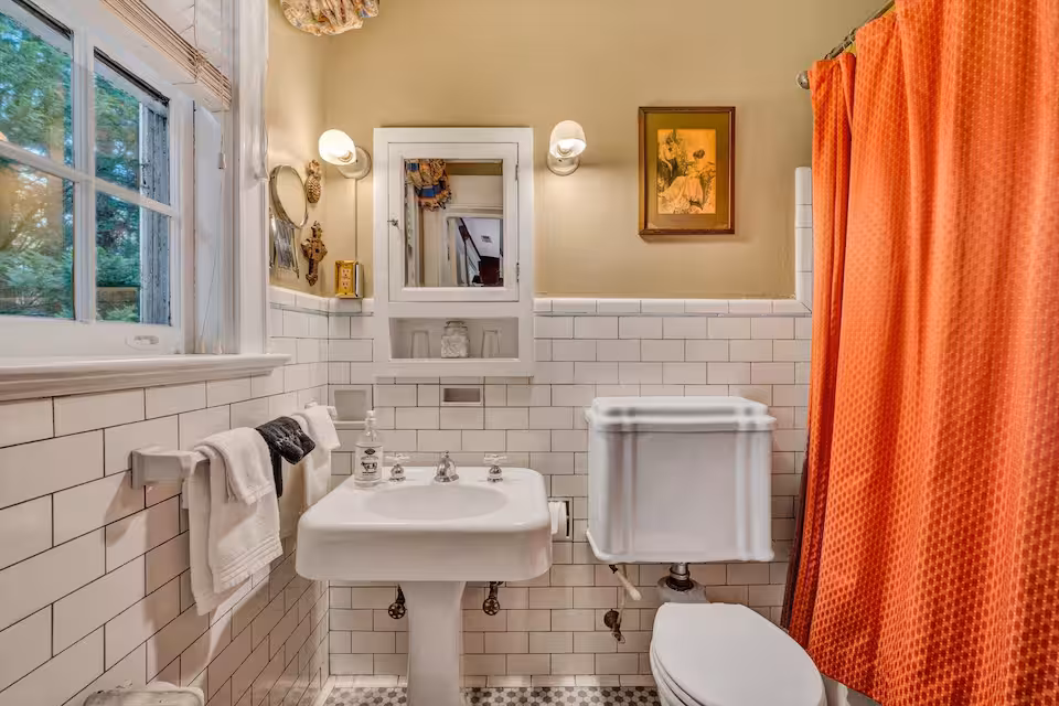 Room 4 bathroom